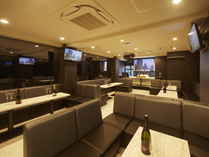 会場の魅力を紹介 貸切パーティー 二次会会場 表参道ラウンジ カシキリパーティーアンドニジカイカイジョウオモテサンドウラウンジ 表参道 青山の結婚式二次会ご相談受付中 ぐるなびウエディング